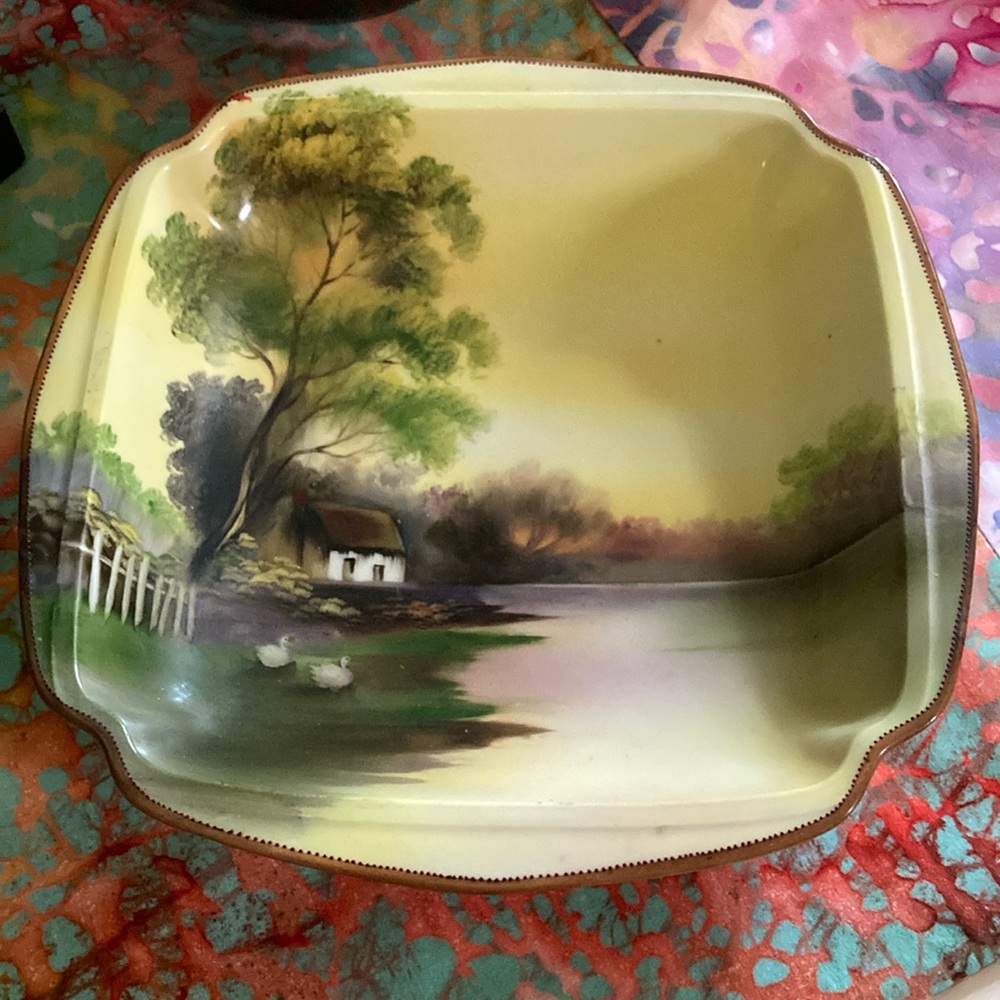 Noritake dish so sweet! No chips or cracks, 8”x8”.🧡🦊🍁🎃🍄🧡🦊🍁🎃🍄